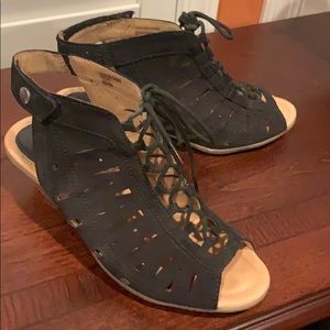 Earth brand 7W black 2 inch shoe.